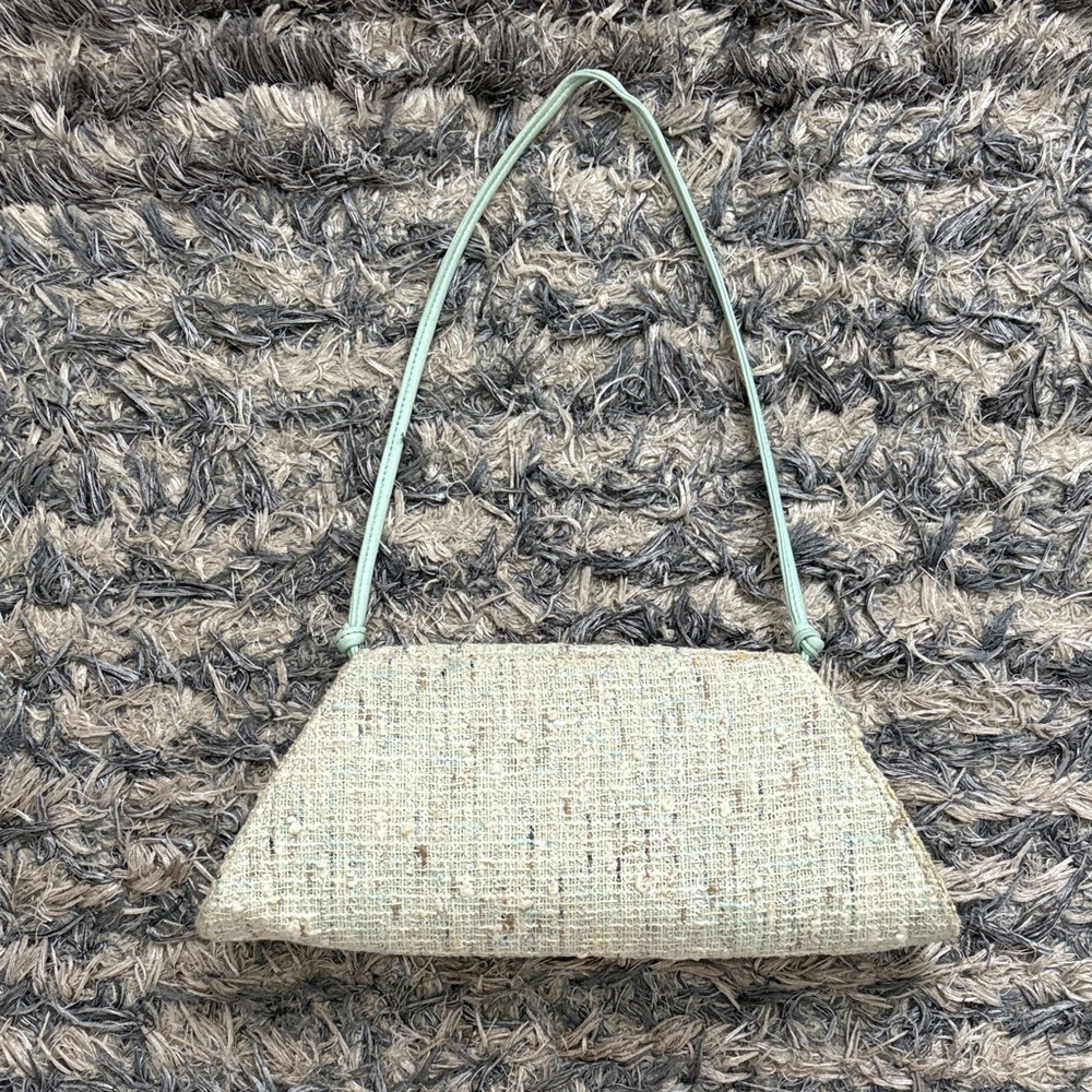 Chic Woven Shoulder Bag with Pastel Details - Picture 2 of 11